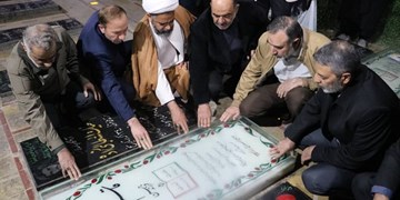 فرمانده کل ارتش بر آرامگاه شهید سردار سلیمانی حاضر شد
