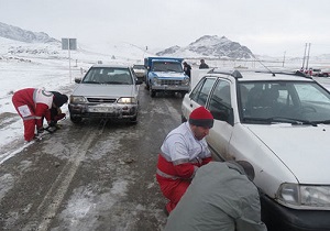 امدادرسانی به ۱۷۶ خودرو گرفتار در برف