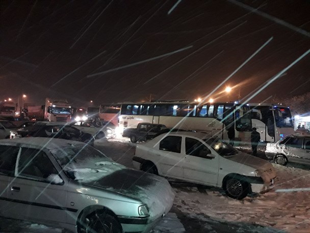 ۱۰۰ مسافر گرفتار در کولاک اقلید اسکان یافتند