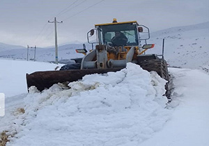 بسته شدن راه ۱۲ روستای مهاباد بر اثر کولاک و ریزش بهمن