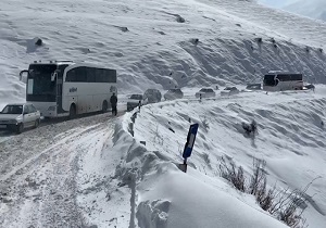 گرفتار شدن خودروها در برف و کولاک مرز بین‌المللی تمرچین + فیلم