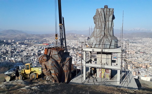 نصب پیکره یادبود ایثار ومقاومت مردم کردستان درآبیدر سنندج