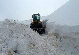 مسدود شدن گردنه گله بادوش الیگودرز براثر سقوط بهمن