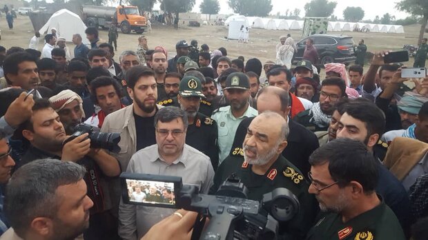 بازدید سردار سلامی از مناطق سیل‌زده جاسک