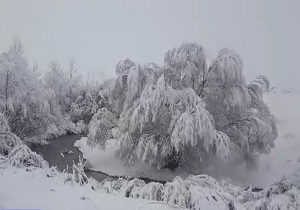 لحظات زیبای بارش برف در روستای «وهمان» + فیلم