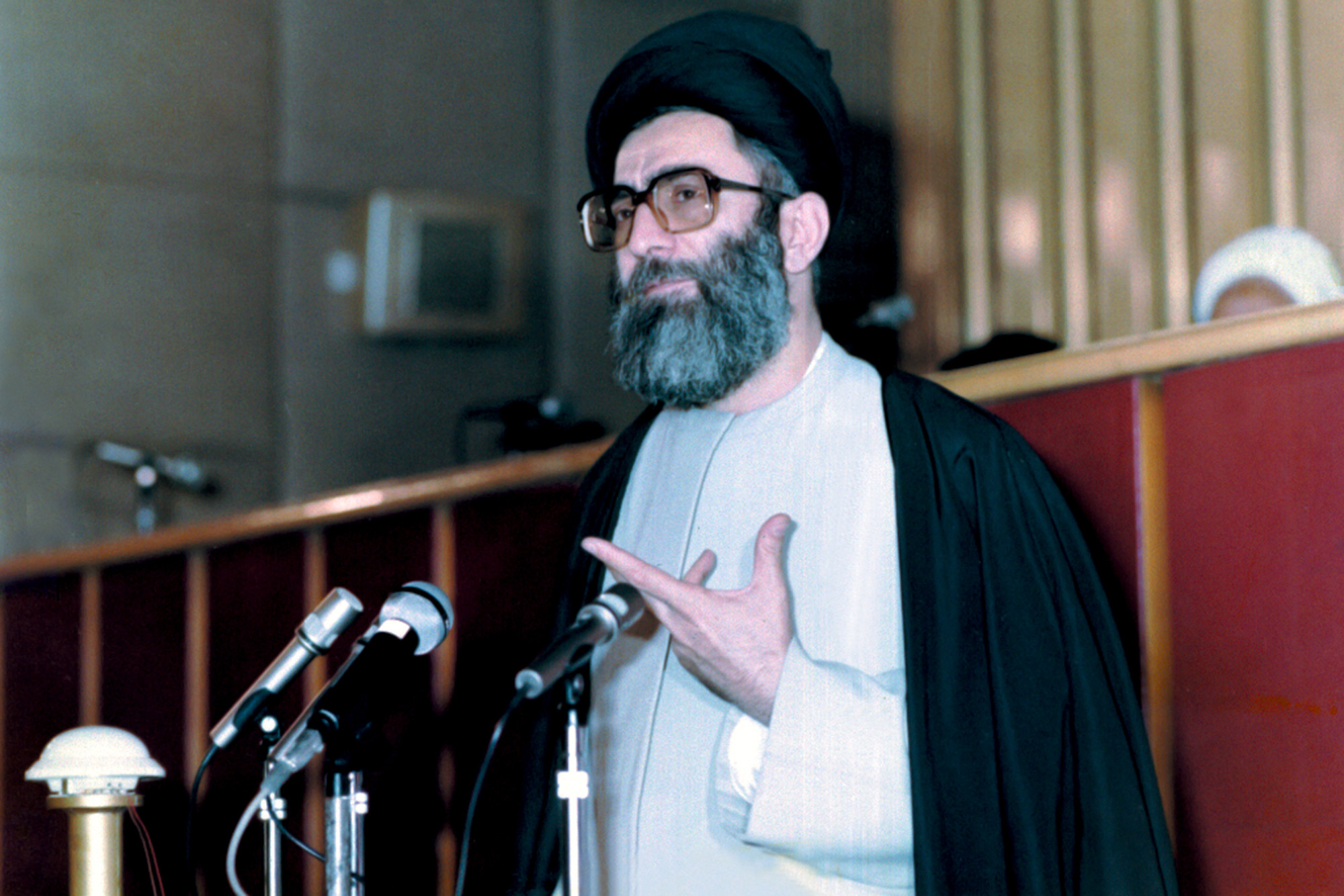 مواضع آیت الله خامنه‌ای در نخستین انتخابات ریاست جمهوری چه بود؟