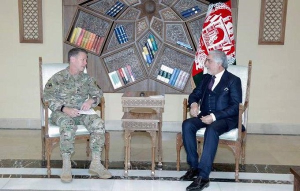 گفتگوی فرمانده ناتو در افغانستان با عبدالله درباره روند صلح افغانستان