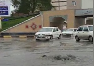 فوران فاضلاب در پی بارندگی در اهواز! + فیلم