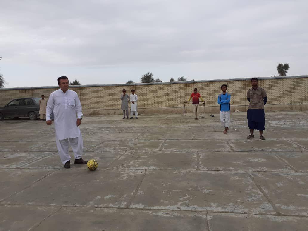 سرمربی تیم ملی در مناطق سیل زده سیستان و بلوچستان پا به توپ شد