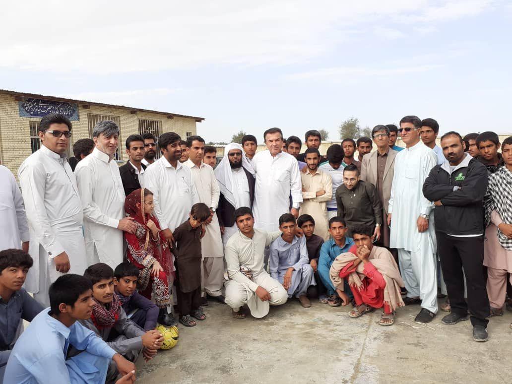 سرمربی تیم ملی در مناطق سیل زده سیستان و بلوچستان پا به توپ شد