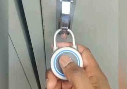 استفاده از حسگر اثر انگشت به جای کلید برای باز کردن قفل + فیلم