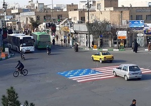 پرچم آمریکای جنایتکار بر کف چهار راه شهدای قم + فیلم
