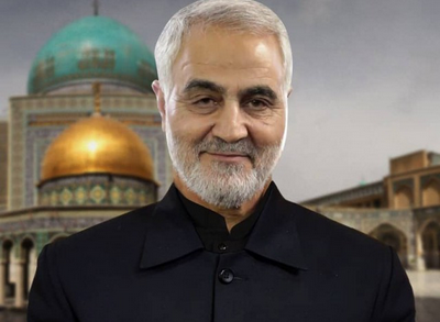 تصویر دیده نشده از سپهبد شهید قاسم سلیمانی در حرم امام رضا(ع)