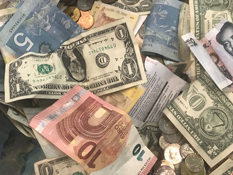نرخ ارز در ۷ بهمن/دلار در قیمت ۱۳ هزار و ۴۰۰ تومان توقف کرد