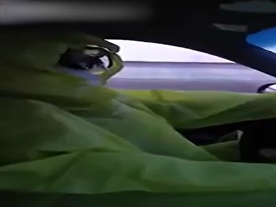 لباس ویژه رانندگان تاکسی در چین برای در امان ماندن از ویروس کرونا + فیلم