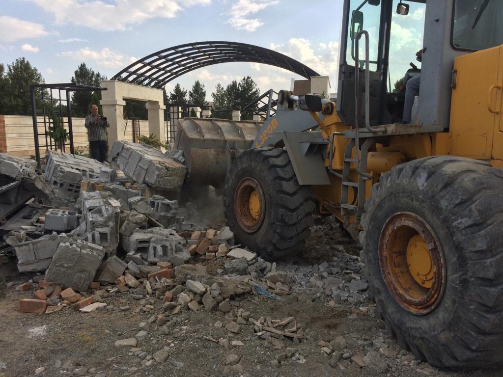 قلع و قمع ۱۲۸ ساخت و ساز غیر مجاز در زمین های کشاورزی استان همدان