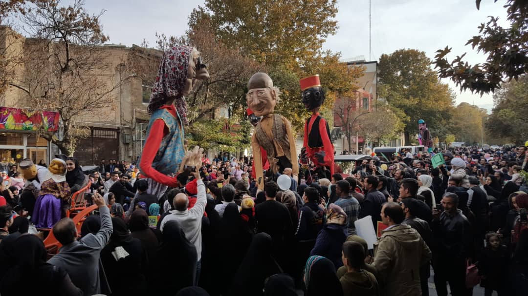 شادپیمایی با عروسک های غول پیکر در رویداد ایران باشکوه