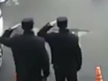 احترام نظامی پلیس&zwnj;های چینی برای تشکر از یک مرد نیکوکار + فیلم