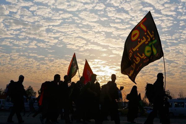 کاروان ۷۰۰ نفره زائران ملل با پای پیاده به حرم مطهر مشرف شدند