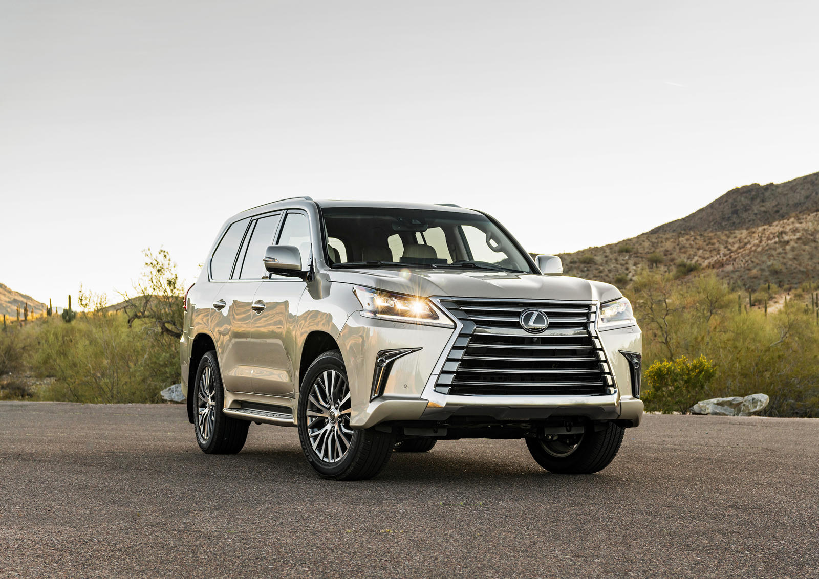 خودروی پهن پیکر لکسوس LX570 2020 وارد بازار شد