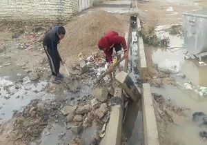 دست به گریبان شدن با فاضلاب پس از بارندگی! + فیلم
