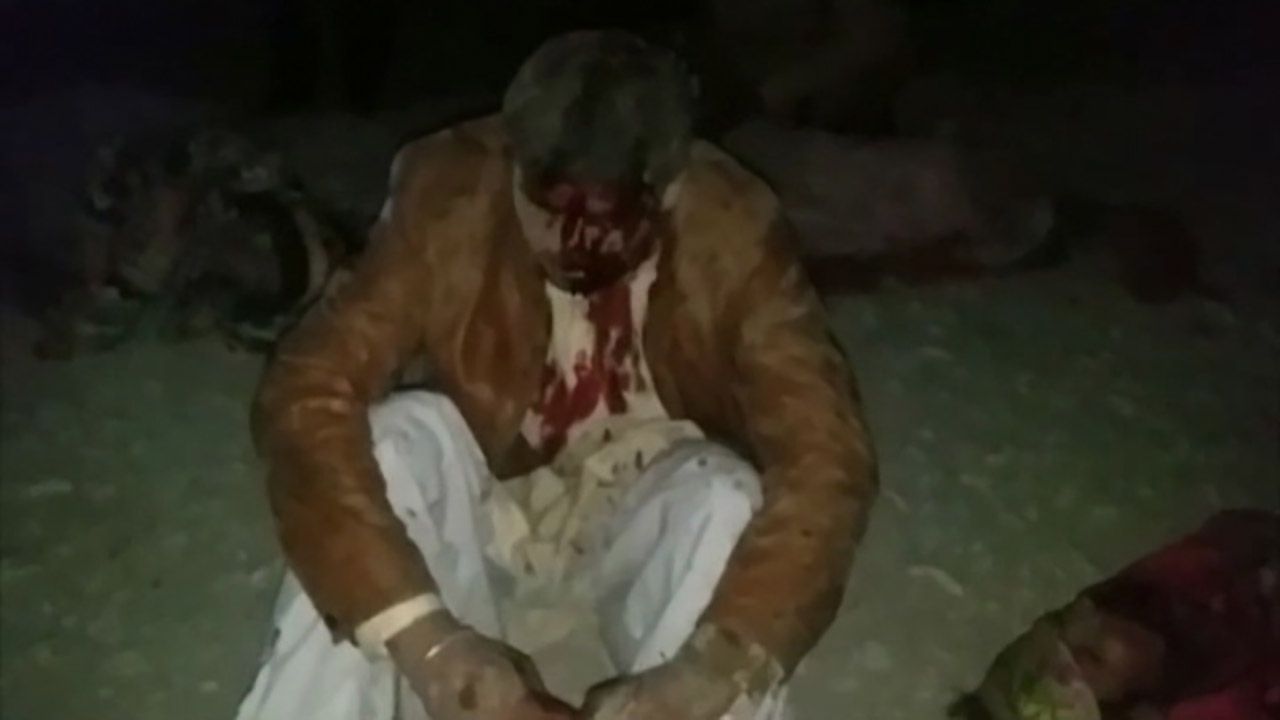 تصادف اتوبوس با قطار در پاکستان با ۳۰ کشته + فیلم