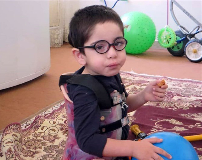 آرتین یک و نیم ساله در انتظار مهربانی از جنس پول های کاغذی