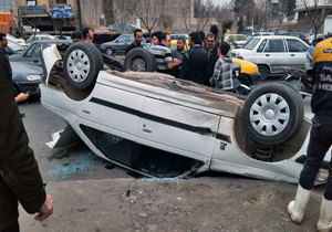 نجات راننده در حادثه واژگونی خودرو در ساری