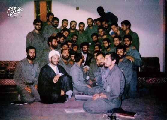 تصویری کمتر دیده شده از شهید سلیمانی و فرماندهان دفاع مقدس در کنار رهبر انقلاب