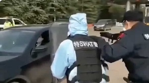 نحوه دستگیری رانندگان فراری مشکوک به کرونا در چین