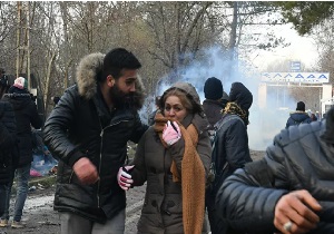 پلیس یونان به سوی مهاجران گاز اشک‌آور شلیک کرد