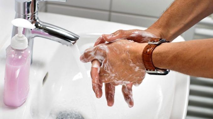 از لمس کردن چشم و صورت خودداری کنید