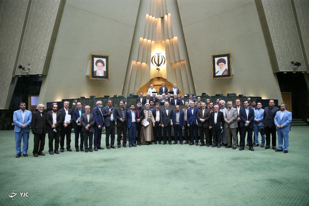 برگزاری جلسه کمیسیون تلفیق در صحن پارلمان/ تاجگردون بر صندلی ریاست مجلس نشست