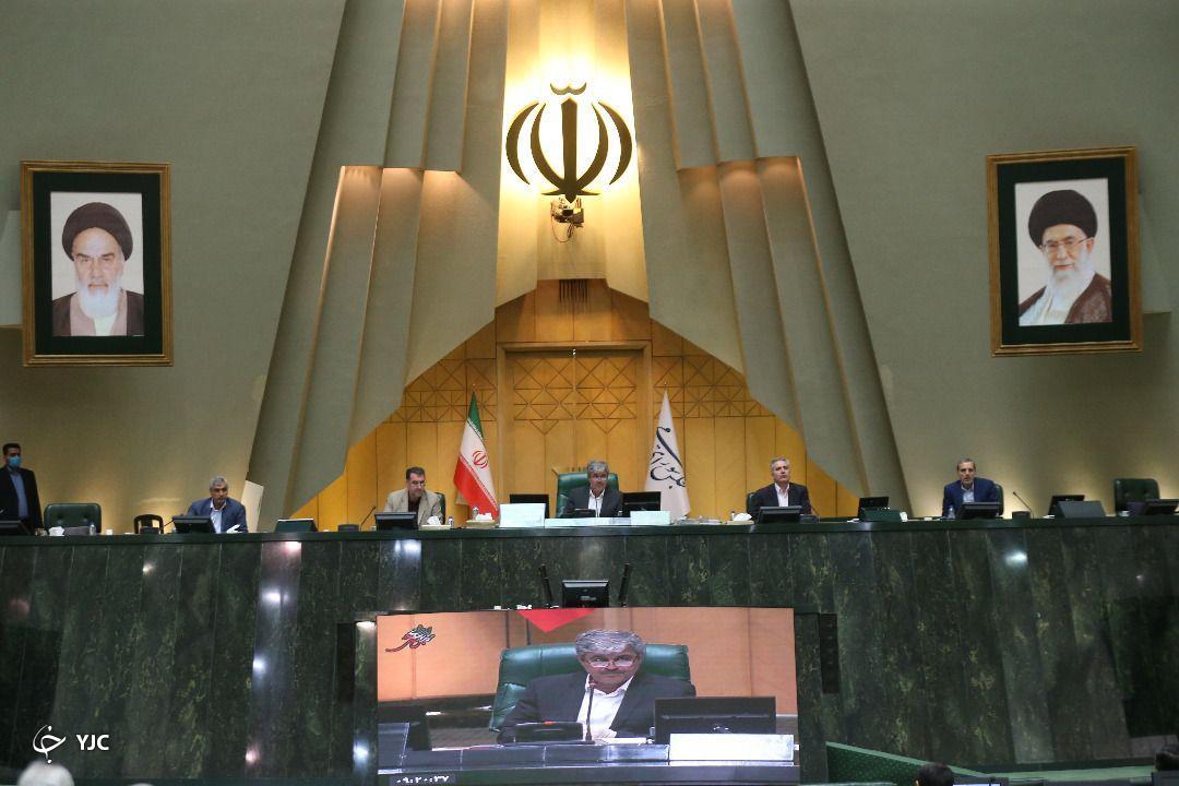 برگزاری جلسه کمیسیون تلفیق در صحن پارلمان/ تاجگردون بر صندلی ریاست مجلس نشست