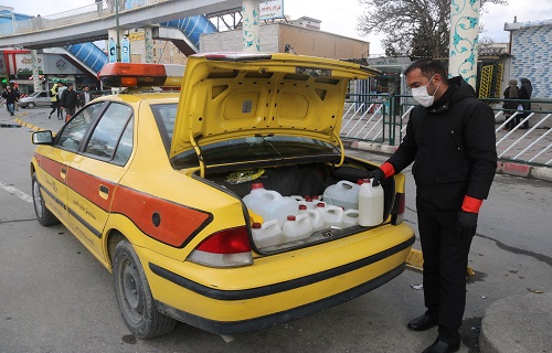 محلول ضدعفونی بین رانندگان تاکسی در سنندج توزیع شد