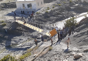 احداث پل عابر پیاده در روستای دوگُنویر بشاگرد