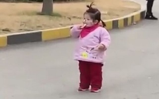 دختر بچه چینی که از ترس کرونا از خوردن خوراکی لذت نمی‌برد