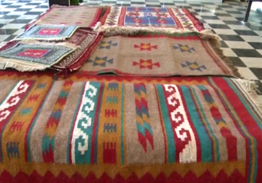 هنرنمایی هنرمندان چهارمحال و بختیاری در زمینه گلیم بافی + فیلم