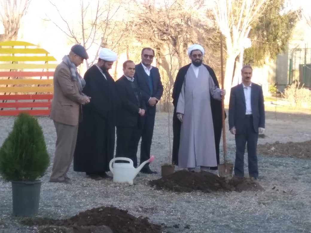 آغاز هفته منابع طبیعی با کاشت نهال  در صدا و سیمای همدان
