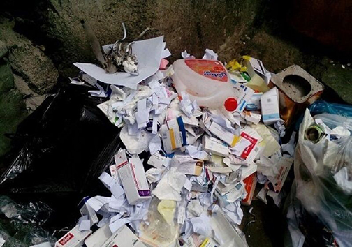 ماسک و دستکش های روی زمین دعوتنامه رسمی برای کرونا/ پاکبانان در خط مقدم مبارزه