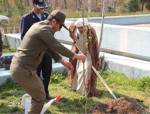 کاشت نهال توسط حجت الاسلام والمسلمین محمدحسنی