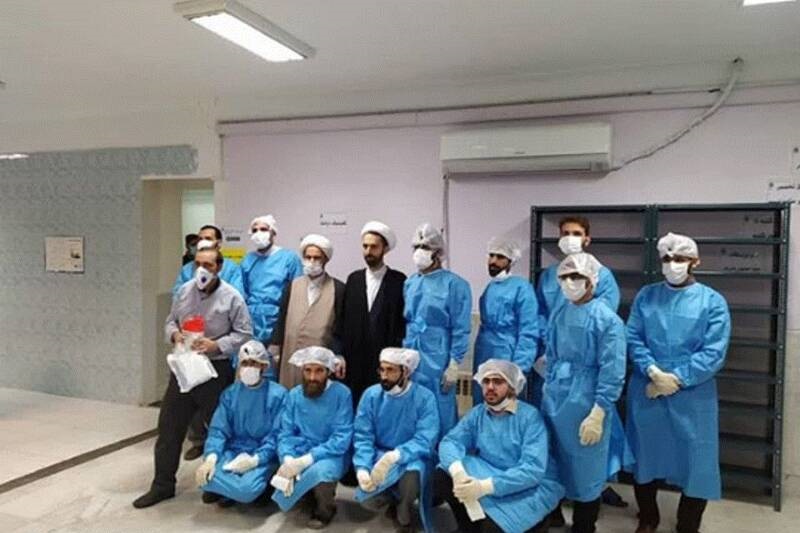 لحظاتی از خدمت‌رسانی طلبه جوان به بیماران کرونایی