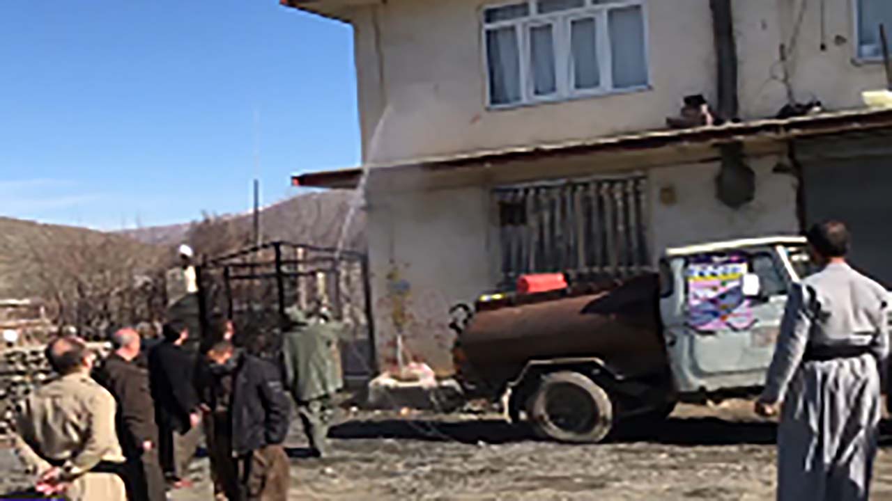 ضدعفونی کردن اماکن عمومی در روستای بله‌که + فیلم