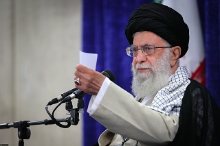 پیام رهبر معظم انقلاب به نوجوانان و جوانان: خودمان را آماده کنیم برای سربازی امام زمان