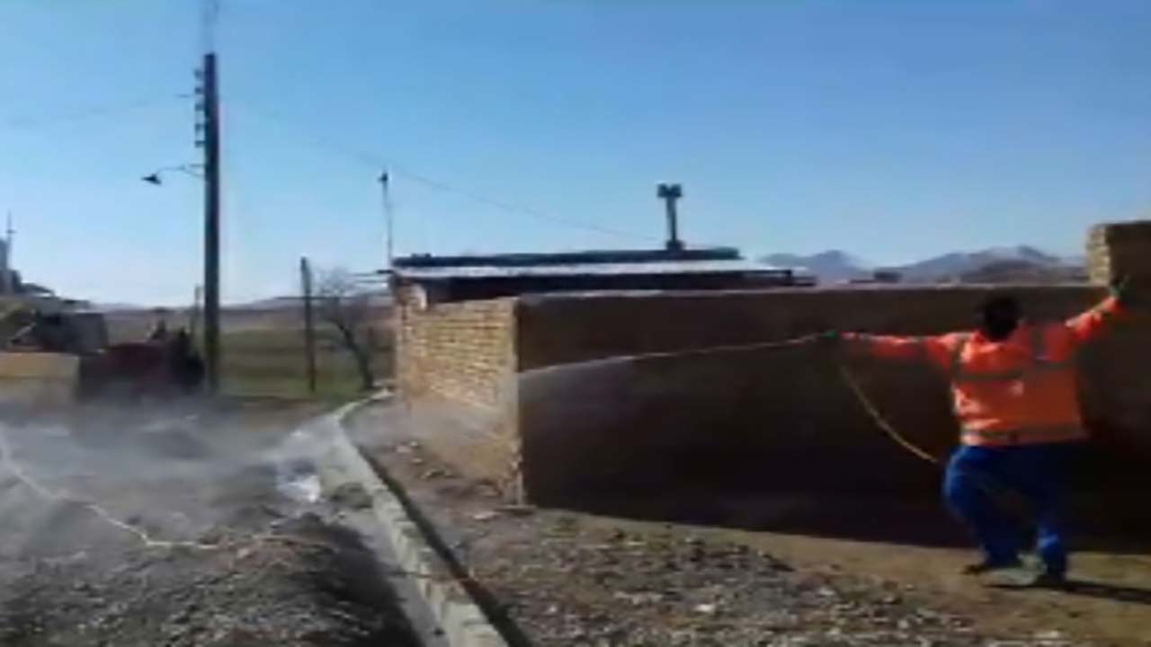 ضدعفونی کردن معابر عمومی در روستای سیراب + فیلم