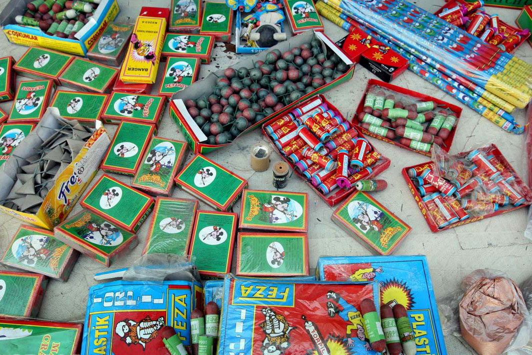 کشف ۱۳ هزار عدد انواع مواد محترقه در حوالی بازار تهران