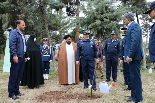 کاشت ۵۳ نهال به یاد ۵۳ شهید خلبان جاوید الاثر نیروی هوایی ارتش کاشت ۵۳ نهال به یاد ۵۳ شهید خلبان جاوید الاثر نیروی هوایی ارتش