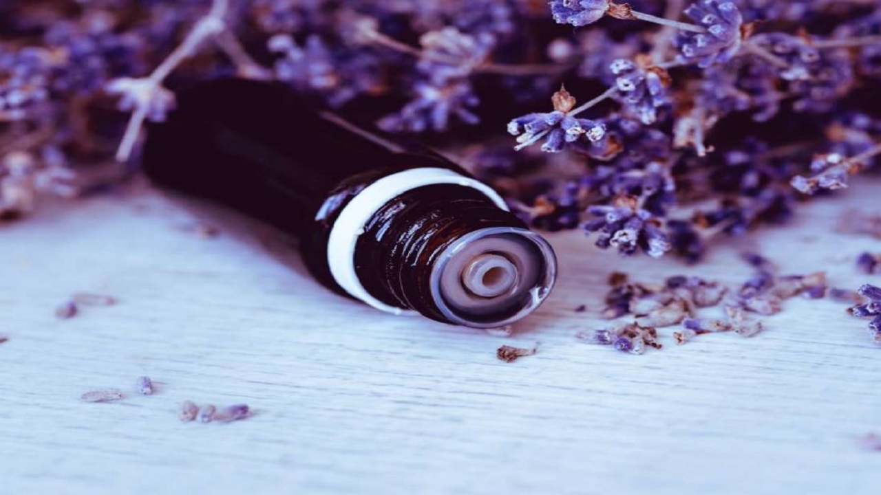 ۱۰ کاربرد بی نظیر روغن اسطوخودوس در زندگی