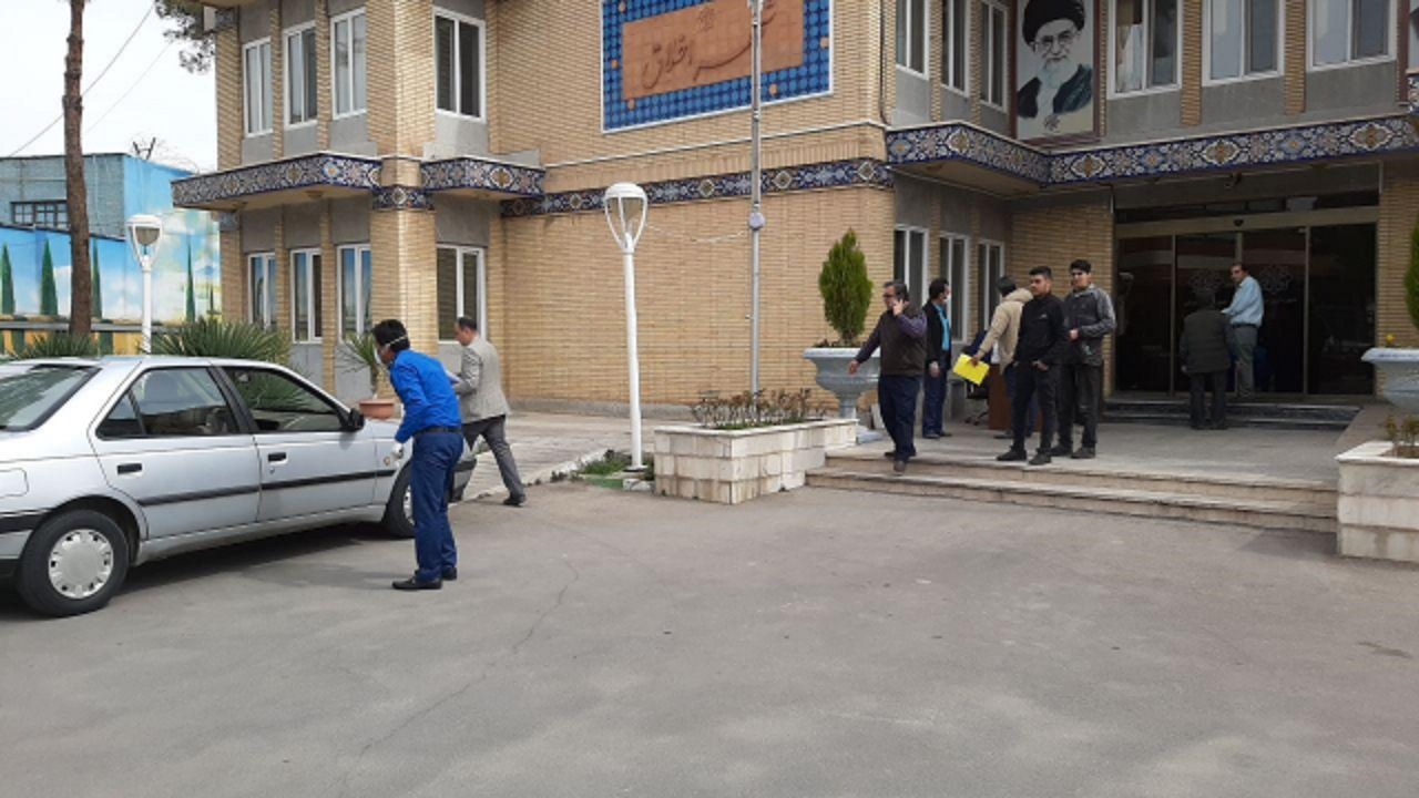 بستن درب ادارت و نهاد‌های عمومی استان سمنان غیرقانونی است