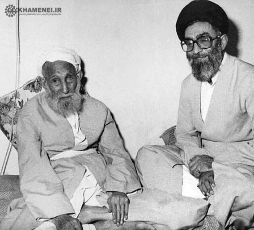 تصویر کمتر دیده شده از رهبر انقلاب در کنار پدر تصویر کمتر دیده شده از رهبر انقلاب در کنار پدر